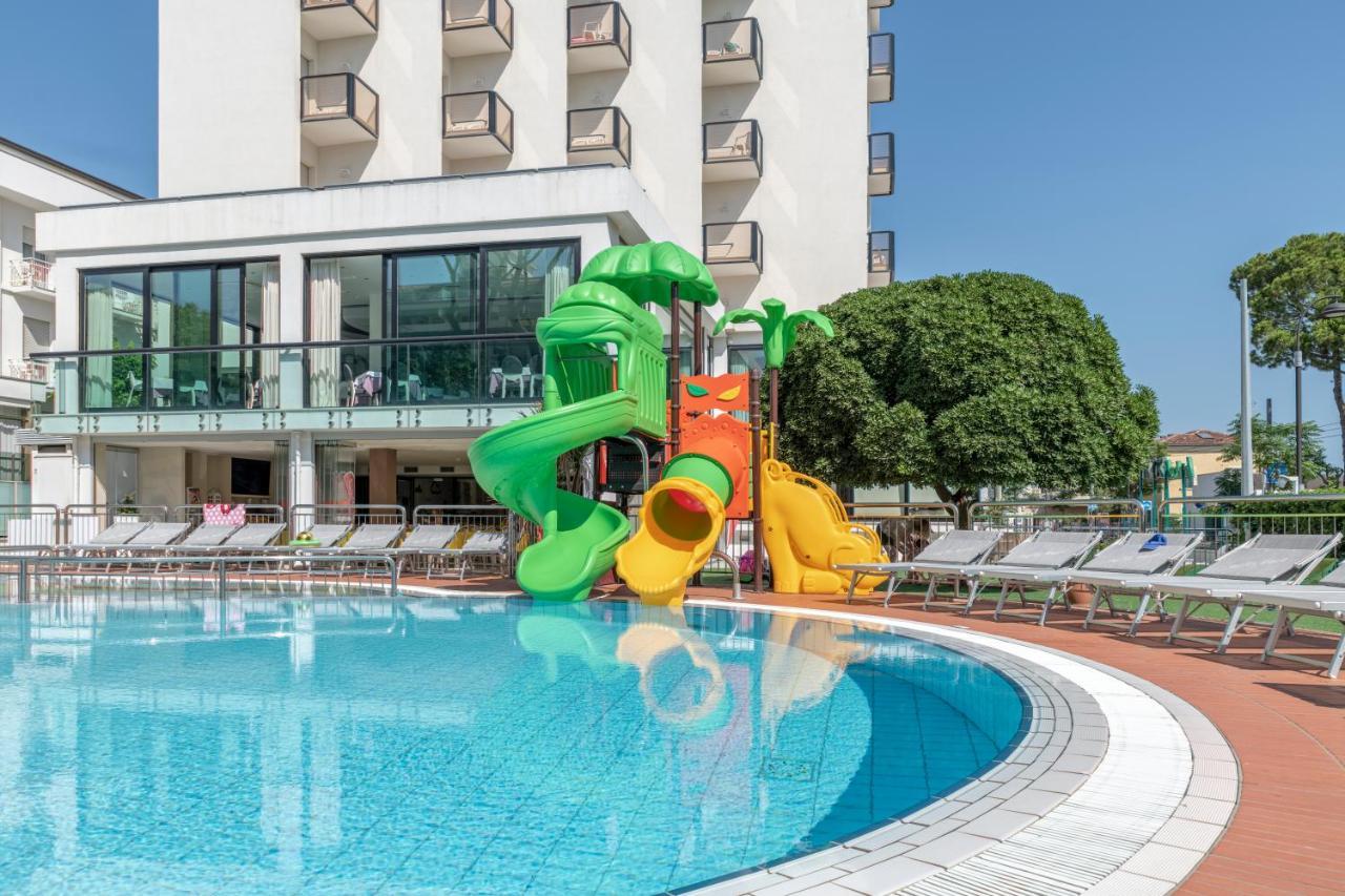 Hotel 2000 Риччоне Экстерьер фото